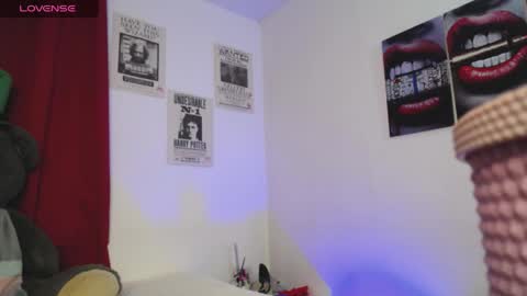 Mia online show from 04-01-26, 01:41