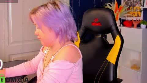 Mia online show from 05-19-26, 03:02
