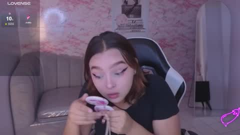 Mia online show from 03-02-26, 01:18