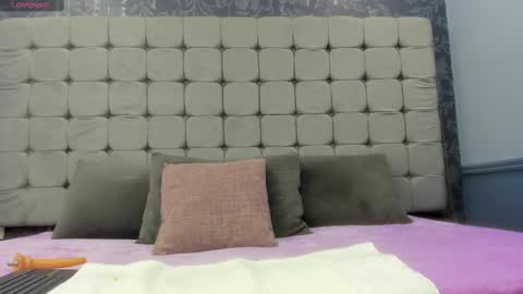 Mia online show from 11-10-25, 01:10