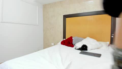 MIALOPEZ      .     Y      .      online show from 12-03-24, 07:22