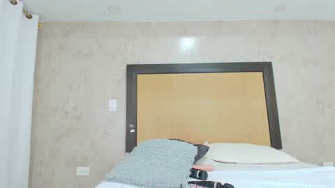 MIALOPEZ      .     Y      .      online show from 01-10-25, 05:02