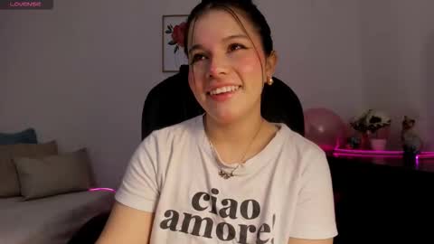 Snapshot of mia_moralez chatting on 11-12-25, 01:00 MIA online show from 11-12-25, 01:00