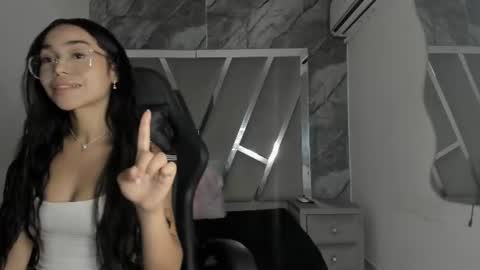 mia_petiteht online show from 06-17-26, 09:05