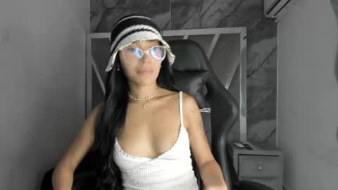 mia_petiteht online show from 06-30-26, 08:21