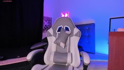 Mia online show from 11-15-25, 04:54