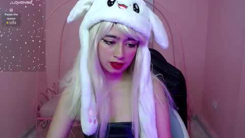 Mia  online show from 12-21-25, 01:07