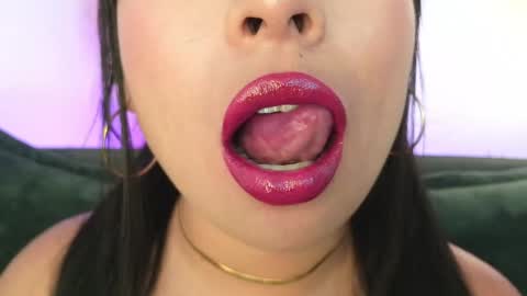 Snapshot of mia_roux1 chatting on 05-08-26, 12:05 Mia online show from 05-08-26, 12:05