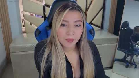Mia  online show from 07-09-26, 04:11