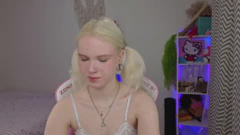 Mia online show from 04-15-26, 03:24