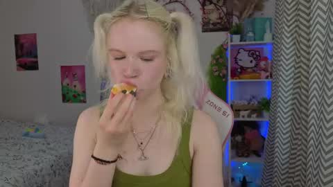 Snapshot of mia_waterlily chatting on 05-09-26, 03:34 Mia online show from 05-09-26, 03:34