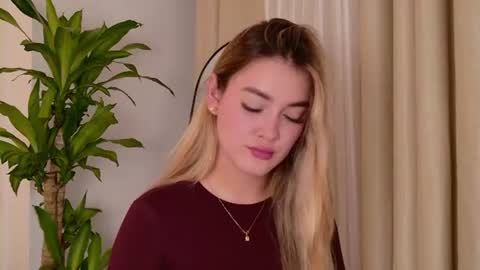 Mia White  online show from 07-23-26, 03:43