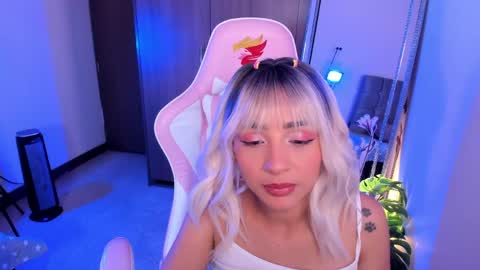 Snapshot of miaa_06 chatting on 05-04-26, 01:23 mia nicolle online show from 05-04-26, 01:23
