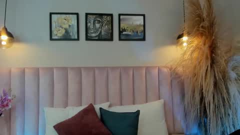 Mia online show from 12-16-25, 03:22