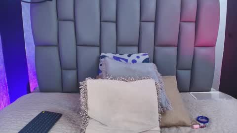 Mia online show from 09-09-25, 12:05