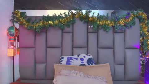 Mia online show from 12-05-25, 12:03