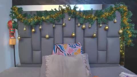 Mia online show from 12-15-25, 12:09