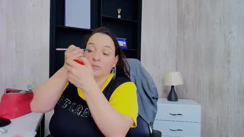 Im Miss Mia online show from 12-22-25, 07:44