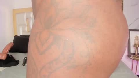 Snapshot of miaaxxx_ chatting on 09-21-25, 08:32 Mia  online show from 09-21-25, 08:32