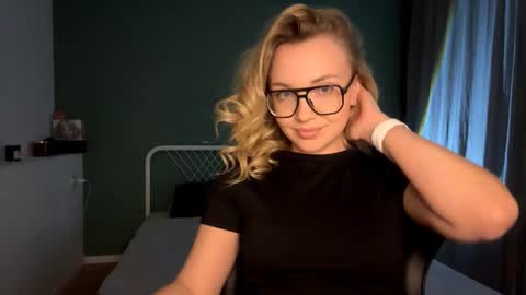 Mia online show from 02-20-26, 06:52