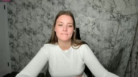 Snapshot of miabrian chatting on 05-15-26, 08:27 Mia online show from 05-15-26, 08:27