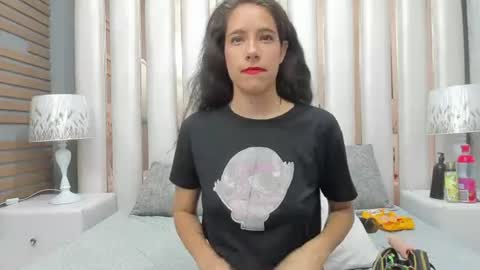 Snapshot of miacours chatting on 06-20-26, 01:58 MiaCours online show from 06-20-26, 01:58