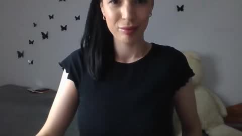 Mia online show from 05-17-26, 08:27