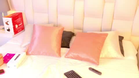 Mia  online show from 06-18-26, 04:13