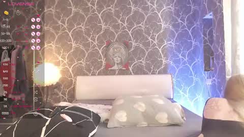 Mia online show from 07-11-26, 12:30