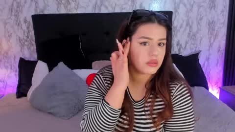 Snapshot of miamontoya chatting on 05-30-26, 01:19 Mia -5 7001400 Follow online show from 05-30-26, 01:19