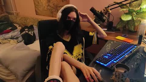 Snapshot of miaowhowl chatting on 10-27-25, 02:32 Kristien online show from 10-27-25, 02:32