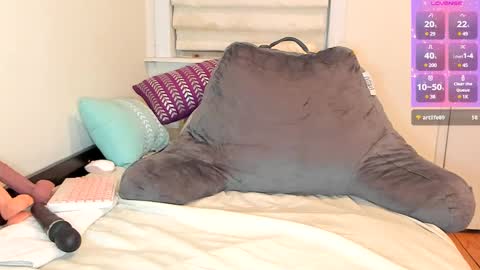 Snapshot of miaparker2_0 chatting on 02-13-25, 02:12 Mia online show from 02-13-25, 02:12