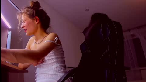 Mia online show from 05-19-26, 06:47