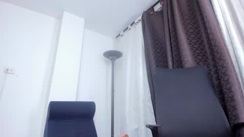 Snapshot of miarobertsmilf chatting on 05-20-26, 11:44 Mia Milf online show from 05-20-26, 11:44