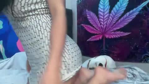 Snapshot of micielo87 chatting on 12-31-24, 08:04 Skye online show from 12-31-24, 08:04