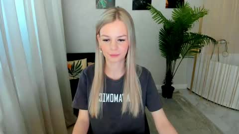 Snapshot of midnighteaura chatting on 05-06-26, 12:32 midnighteaura online show from 05-06-26, 12:32