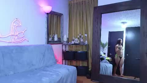 Snapshot of mightylaura chatting on 06-11-26, 10:52 Laura online show from 06-11-26, 10:52