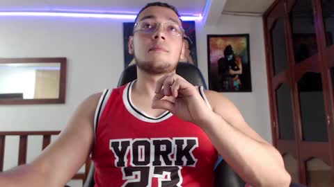 Snapshot of miguel0981 chatting on 01-10-25, 02:35 Strong Man online show from 01-10-25, 02:35