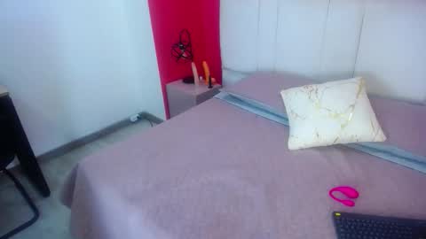 Snapshot of miia_colliins__ chatting on 09-22-25, 01:24 Miia colliins   online show from 09-22-25, 01:24