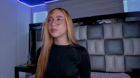 Mia online show from 05-12-26, 01:08