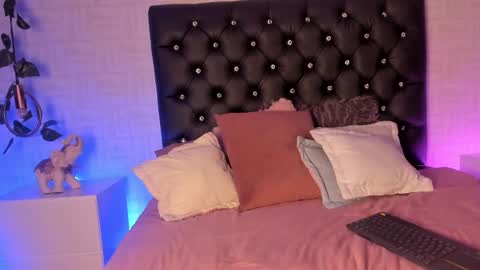 Snapshot of miia_taylor_1_ chatting on 02-26-25, 11:15 Mia online show from 02-26-25, 11:15