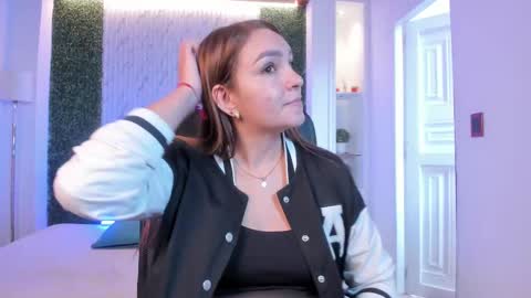 Miia 3 online show from 10-04-25, 11:52