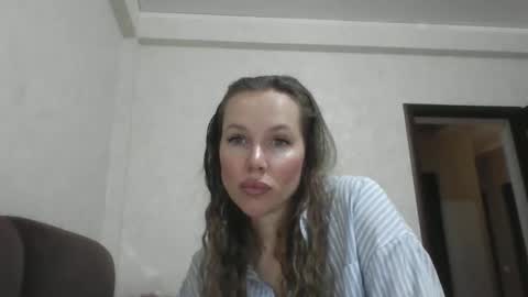 Snapshot of mikaela_well chatting on 06-10-26, 10:47 mikaela_well online show from 06-10-26, 10:47
