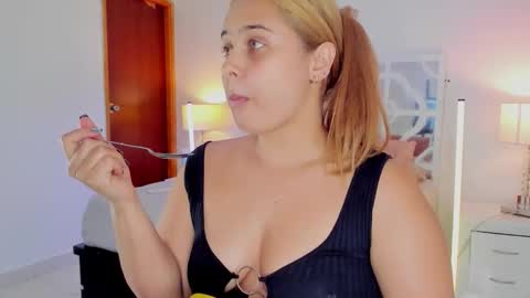 Mikaela blondie bigass online show from 02-09-26, 11:58