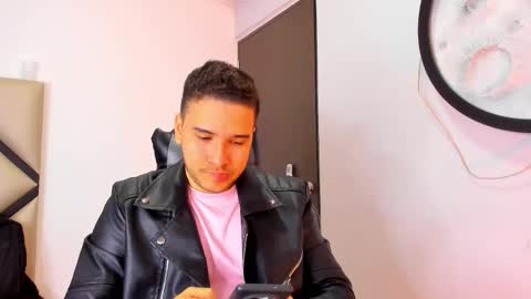 Snapshot of mike_256 chatting on 11-08-25, 11:43 Mike online show from 11-08-25, 11:43