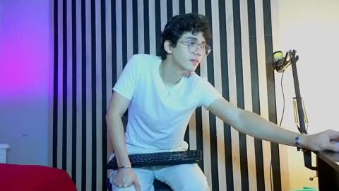 Snapshot of mikevoss_ chatting on 05-17-26, 04:47 Mike online show from 05-17-26, 04:47