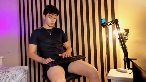 Snapshot of mikevoss_ chatting on 05-24-26, 04:23 Mike online show from 05-24-26, 04:23