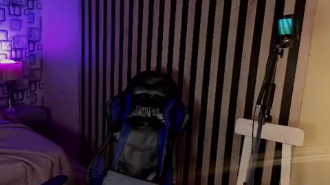 Snapshot of mikevoss_ chatting on 06-28-26, 04:57 Mike online show from 06-28-26, 04:57