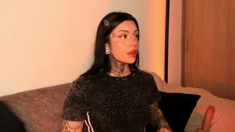 Snapshot of mila_monty__ chatting on 05-17-26, 12:19 online show from 05-17-26, 12:19