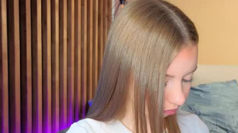 Snapshot of milaice chatting on 05-17-26, 03:08 Mila online show from 05-17-26, 03:08